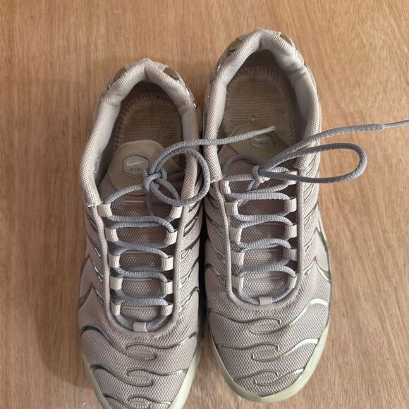 Nike Air Max Plus Tn GS Light Iron Ore Metallic Silver 6.5Y FZ0977-001 - Picture 2 of 6